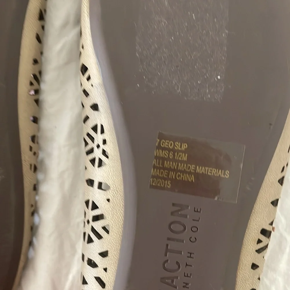 KENNETH COLE REACTION NEVER WORN FLATS - Picture 4 of 5